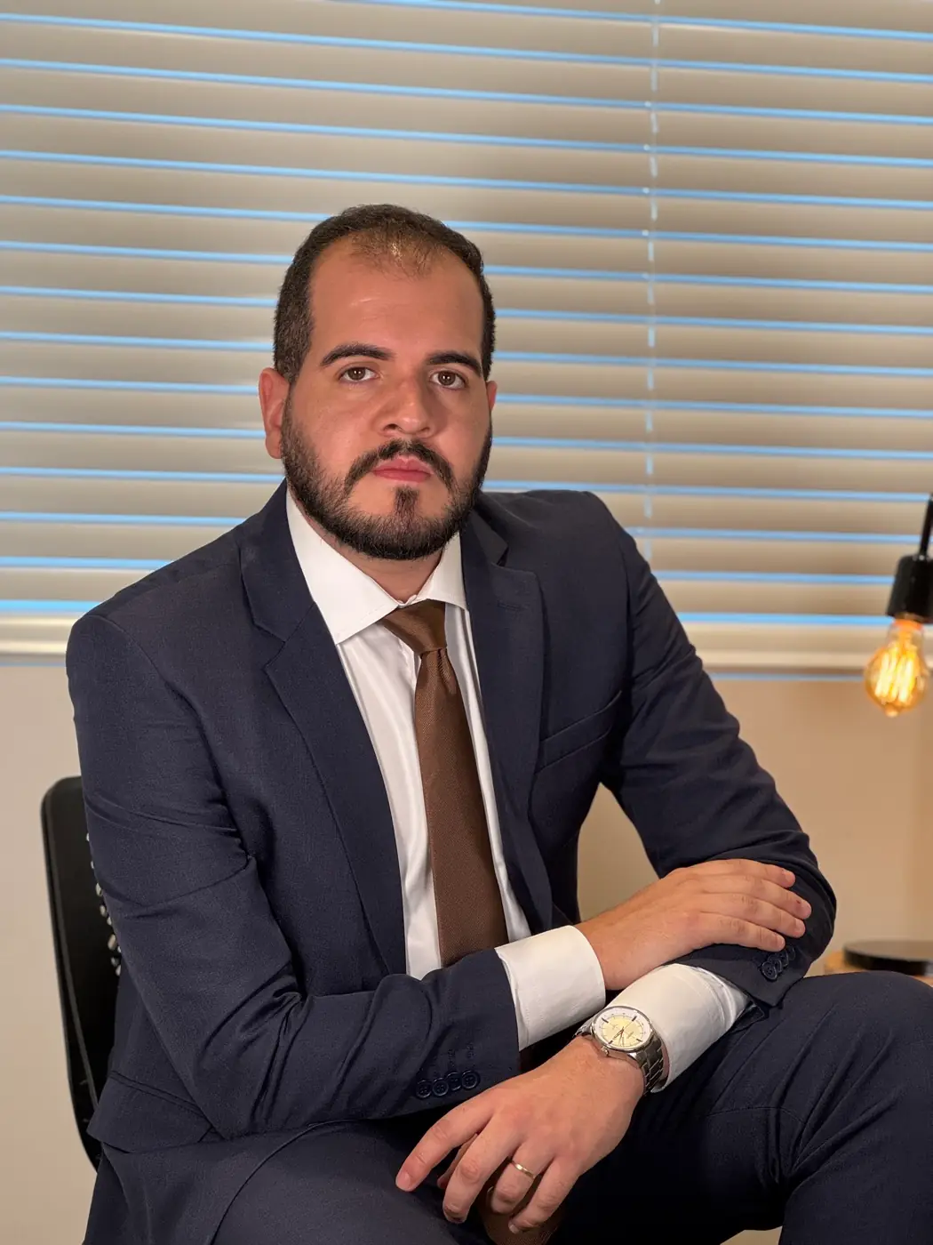 Retrato profissional de Caio Alves de Faria no escritório