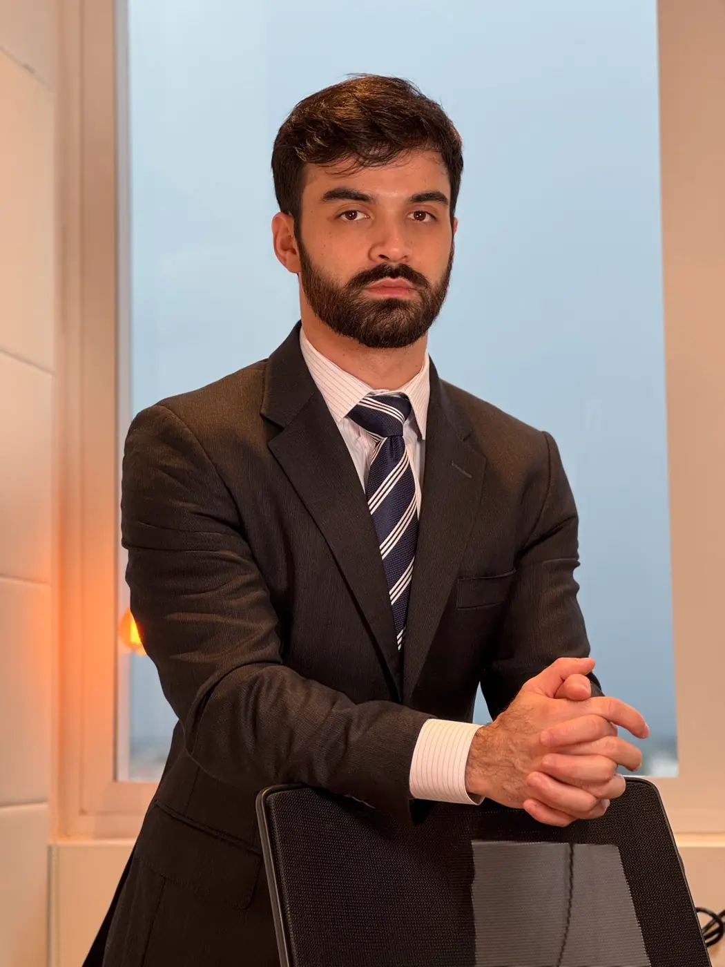 Retrato profissional de Caio Ikejiri no escritório