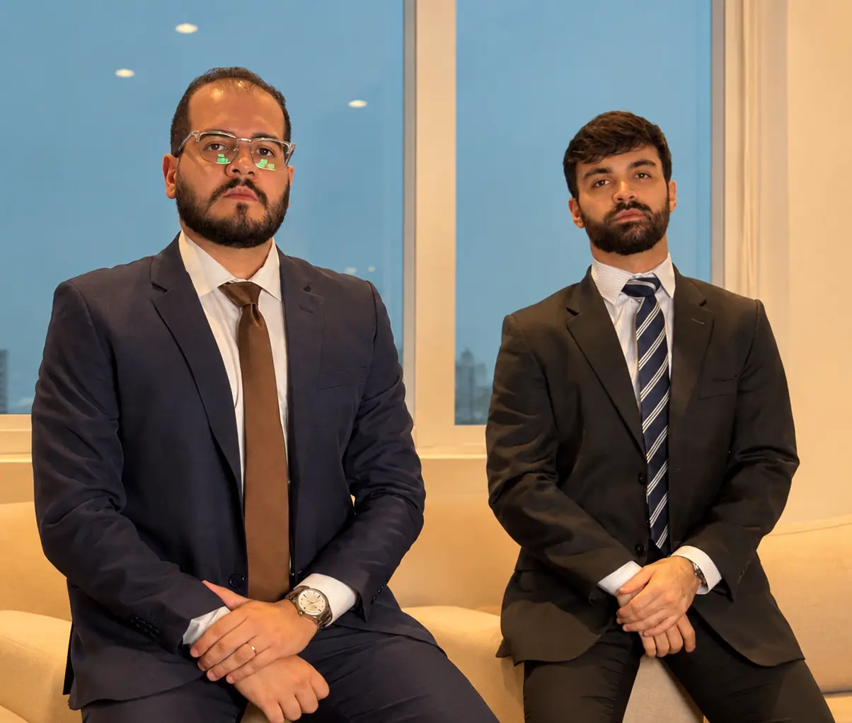 Caio Ikejiri e Caio Alves de Faria, sócios do escritório